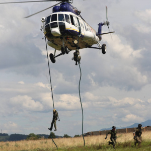 zlanenie z vrtuľníka Mi-171