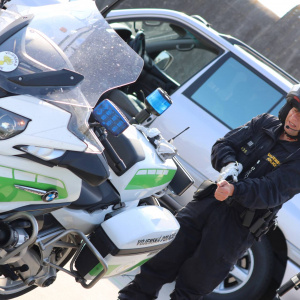 eský vojenský policajt v príprave na zdolanie slalomu