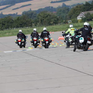 motorkári všetkých troch zložiek pred záverečným slalomom
