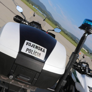 vojenská policajná Honda s majákom