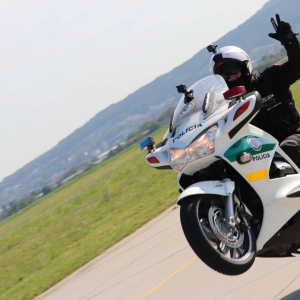 víťazné gesto po úspešnom zdolaní trate