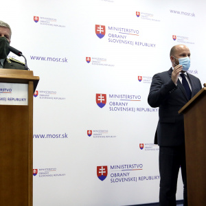 Minister_Naď_a_Vladimír_Langvarský_na_tlačovej_konerencii