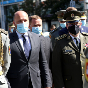Minister_obrany_Jaroslav_Naď_ZNGŠ_Josef_Pokorný_na_Námestí_SNP_v_Bratislave