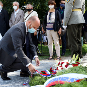 Minister_obrany_SR_Naď_upravuje_veniec_na_námestí_SNP