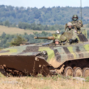 veliteľské BVP kontroluje situáciu