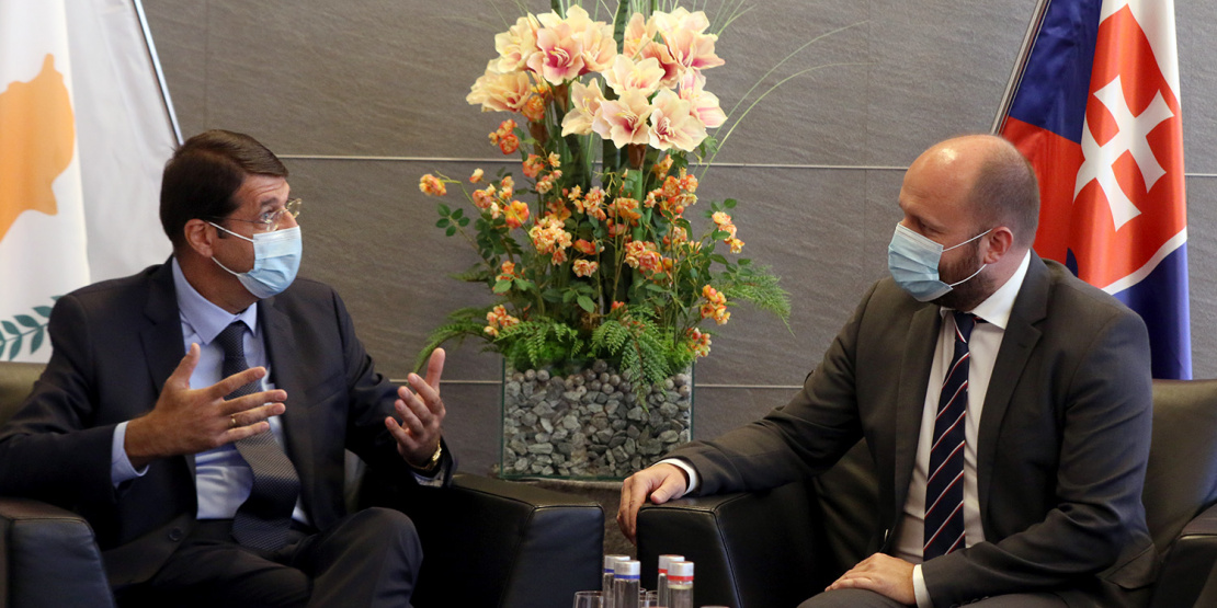 Minister_obrany_Jaroslav_Nad_v_rozhovore_s_velvyslancom_Cypru_Nicosom_Nicolaouom