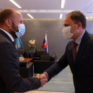 Minister_obrany_Jaroslav_Nad_vita_vevvyslanca_Kazachstanu_na_pode_MOSR