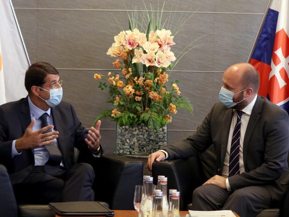 Minister_obrany_Jaroslav_Nad_v_rozhovore_s_velvyslancom_Cypru_Nicosom_Nicolaouom