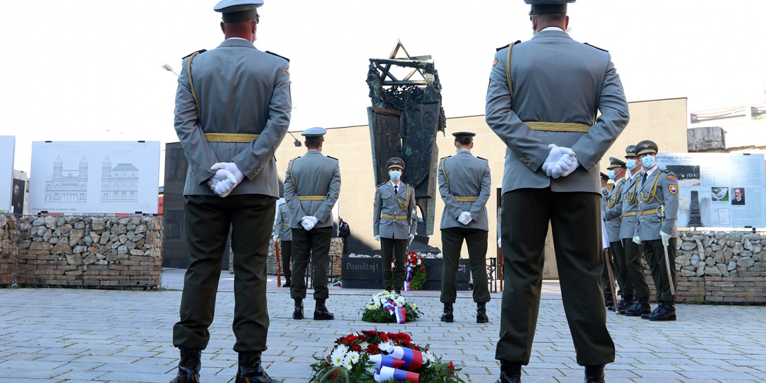 Cestna_straz_OSSR_pri_pamatniku_obetiam_holokaustu_na_Rybnom_namesti