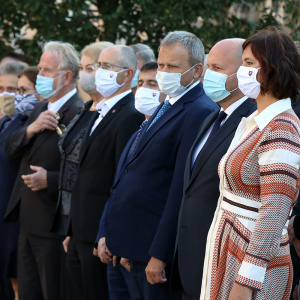Minister_Nad_a_zástupcovia_vlady_a_parlamentu_pri_pamatniku_holokaustu