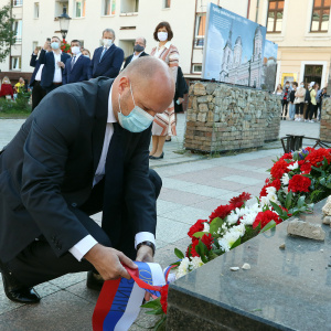 Minister_Nad_upravuje_veniec_pri_pamatniku_obetiam_holokaustu_v_Bratislave
