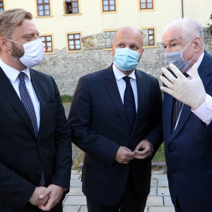 Minister_Nad_v_rozhovore_s_riaditelom_Muzea_zidovskej_kultury_Pavlom_Mestanom_a_poslancom_Jurajom_Krupom