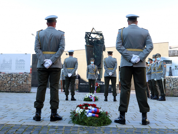Cestna_straz_OSSR_pri_pamatniku_obetiam_holokaustu_na_Rybnom_namesti