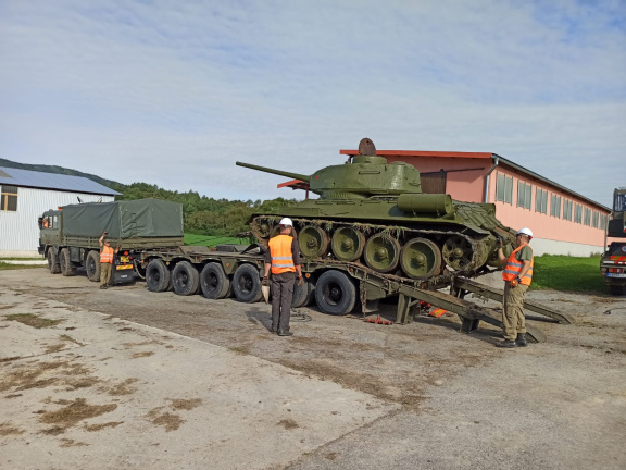 záber na presun tanku T-34 (1)