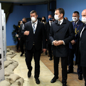 07_Premier_Matovic_a_minister_Obrany_Nad_v_expozicii_vyhliadkovej_veze_na_Dukle