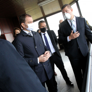 08_Premier_Matovic_minister_Nad_a_statny_tajomnik_Majer_vo_vyhliadkovej_vezi_na_Dukle
