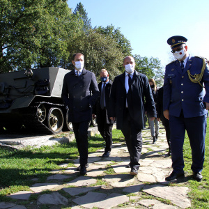 12_Minister_Nad_premier_Matovic_a_riaditel_VHU_Caplovic_v_expozicii_VHU_vo_Svidniku