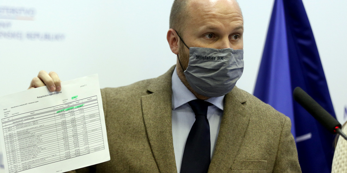 Minister_Nad_ukazuje_predrazene_polozky_z_Novej_Polianky