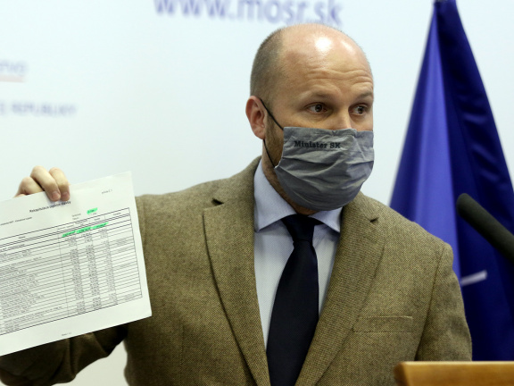 Minister_Nad_ukazuje_predrazene_polozky_z_Novej_Polianky