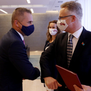 Statny_tajomnik_Marian_Majer_vita_na_pode_ministerstva_obrany_britskeho_velvyslanca_Nigela_Bakera