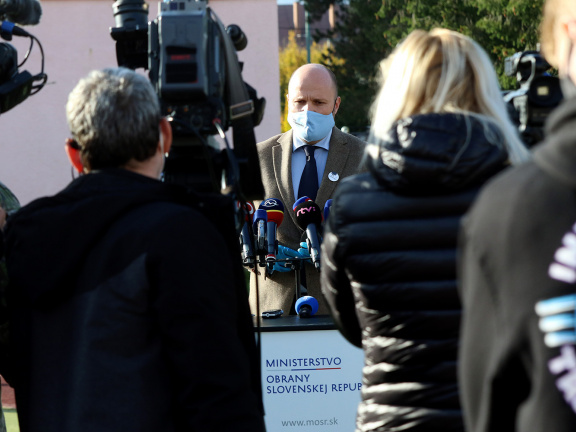 Minister obrany J. Naď počas tlačovej konferencie