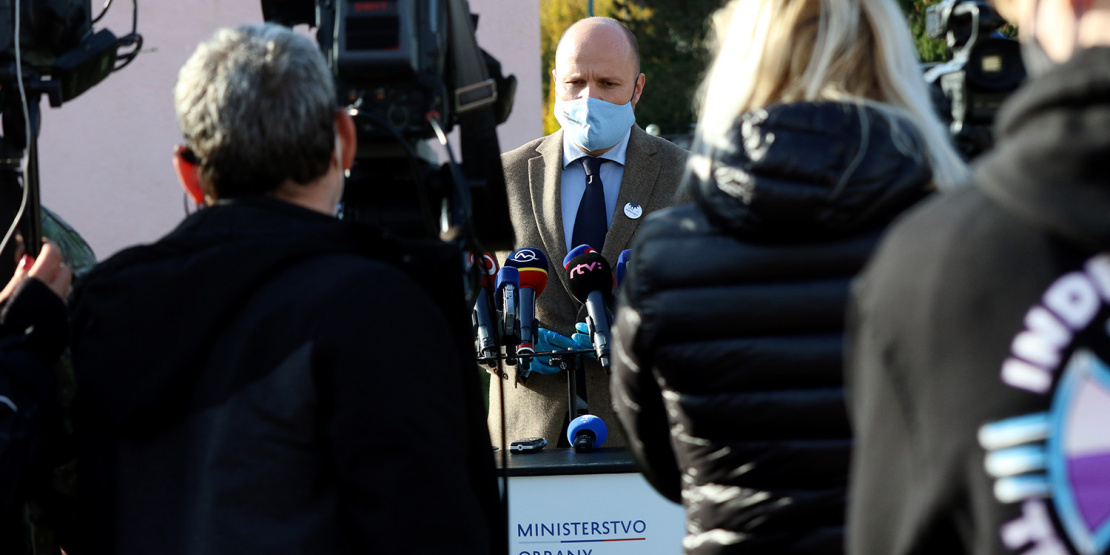 Minister obrany J. Naď počas tlačovej konferencie