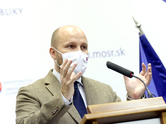 Minister_Jaroslav_Nad_odpoveda_na_otazky_novinarov_na_tlacovej_konferencii
