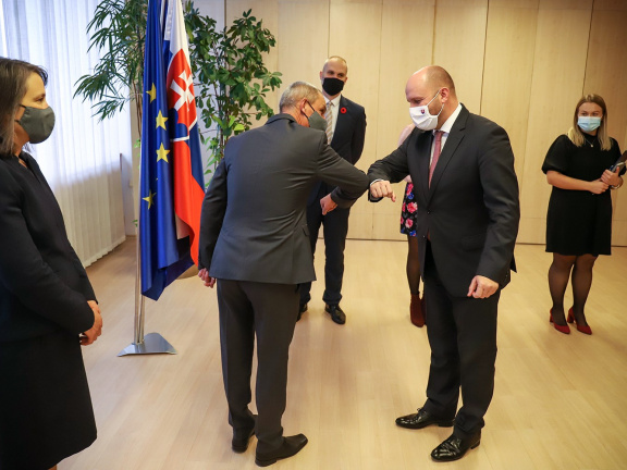 pozdrav ministra obrany s veľvyslancom