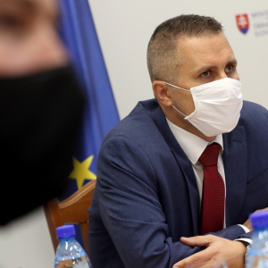 Statny_tajomnik_Marian_Majer_pocas_videokonerencie_s_madarskym_statnym_tajomnikom_Szaboom