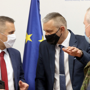 Statny_tajomnik_Marian_Majer_s riaditelom_pre_vyzbrojovanie_Zekuciom_pred_videokonferenciou