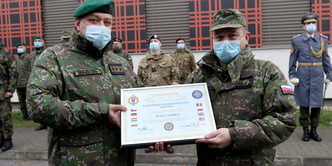 Josef_Pokorny_a_Peter_Brauner_s_certifikatom_pre_NFIU