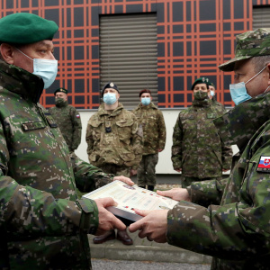 Zastupca_NGS_Josef_Pokorny_odovzdava_certifikat_sposobilosti_velitelovi_NFIU_plk_Braunerovi
