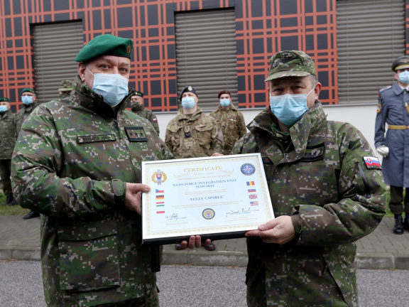 Josef_Pokorny_a_Peter_Brauner_s_certifikatom_pre_NFIU