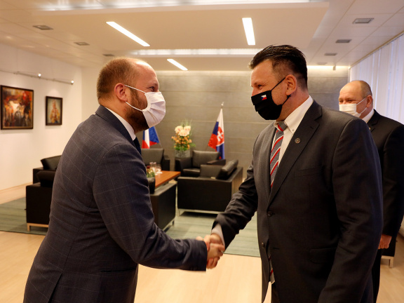 Minister_obrany_Nad_vita_ceskeho_velvyslanca_Tuheho