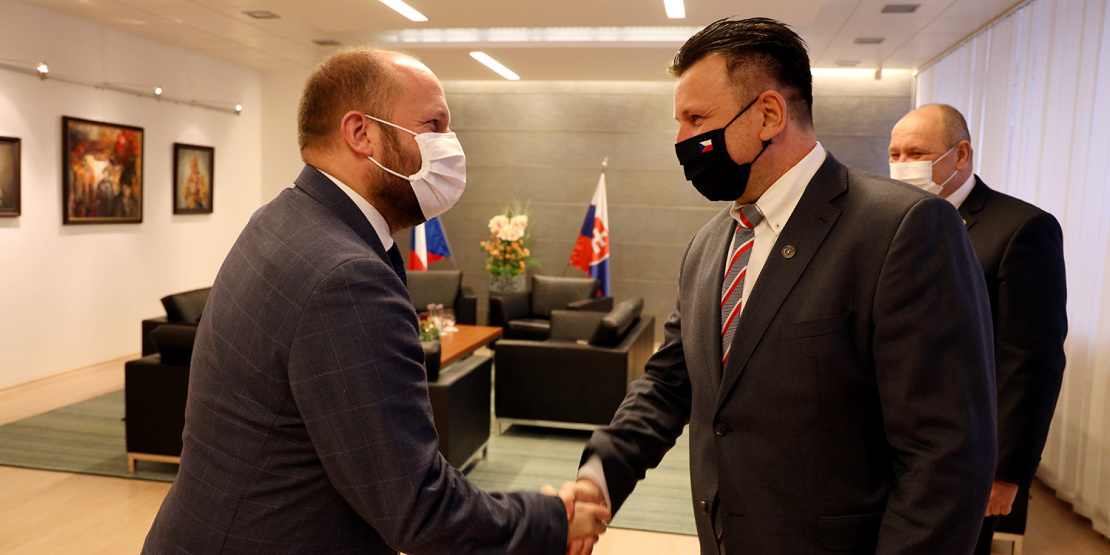 Minister_obrany_Nad_vita_ceskeho_velvyslanca_Tuheho