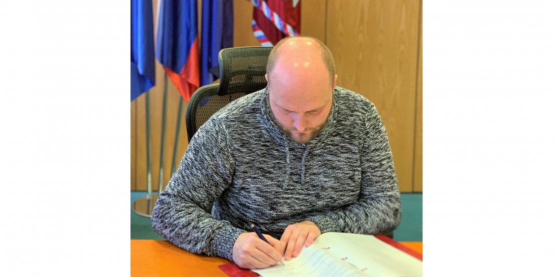 Minister obrany SR J. Naď pri podpise memoranda
