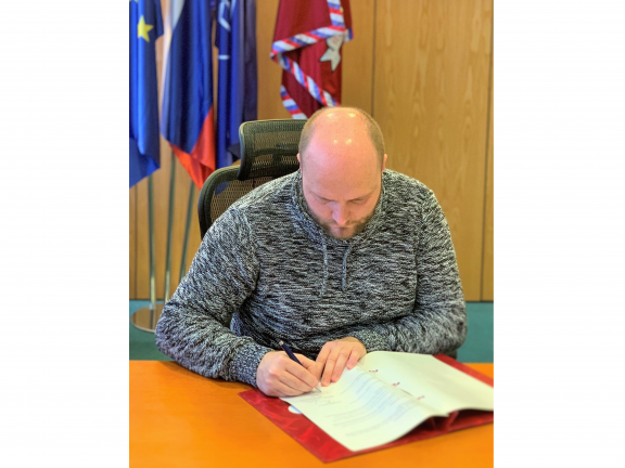 Minister obrany SR J. Naď pri podpise memoranda