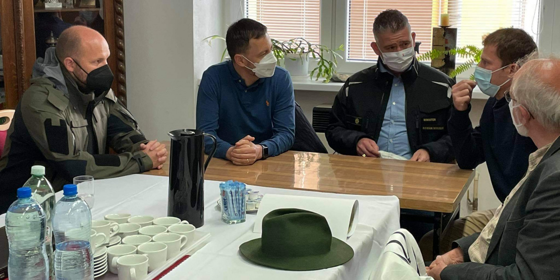 Minister obrany na krízovom štábe v obci Rudno nad Hronom