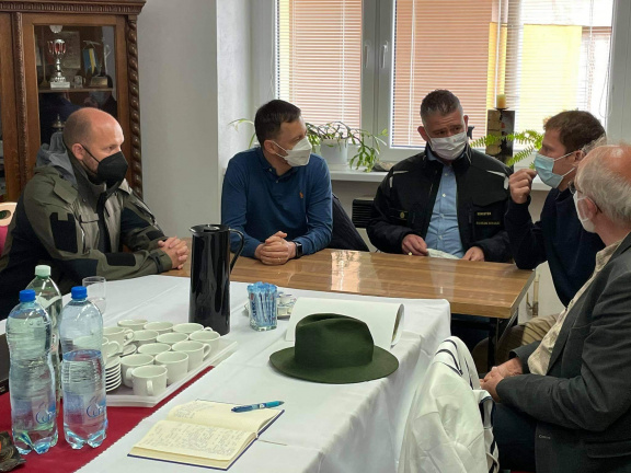 Minister obrany na krízovom štábe v obci Rudno nad Hronom