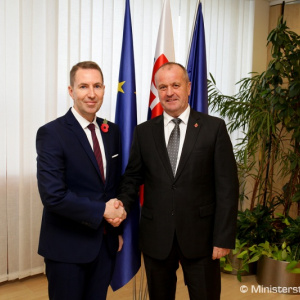 Minister Gajdoš rokoval s britským veľvyslancom A. J. Garthom