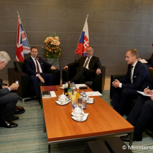 Minister Gajdoš rokoval s britským veľvyslancom A. J. Garthom