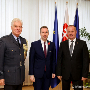 Minister Gajdoš rokoval s britským veľvyslancom A. J. Garthom