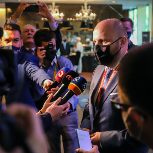 Minister obrany J. Naď poskytuje rozhovory médiám