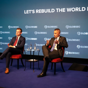 tátny tajomník Marian Majer počas vystúpenia na Globsec 2021 (3)