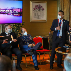 tátny tajomník Marián Majer v diskusii