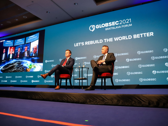 tátny tajomník Marian Majer počas vystúpenia na Globsec 2021 (1)