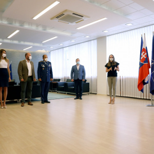 Odovzdanie ocenenia laureátke Vojenského činu roka rotnej Ivane Krivošovej (1)