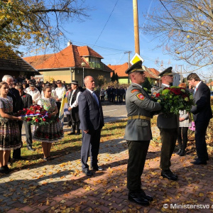 Minister Gajdoš odhalil v obci Veľké Kozmálovce pamätnú tabuľu venovanú obetiam 1. a 2. svetovej vojny
