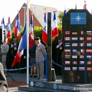 Spomienka vo francúzskom Calais na všetkých, ktorí obetovali svoje životy v službe pod vlajkou NATO