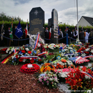 Spomienka vo francúzskom Calais na všetkých, ktorí obetovali svoje životy v službe pod vlajkou NATO